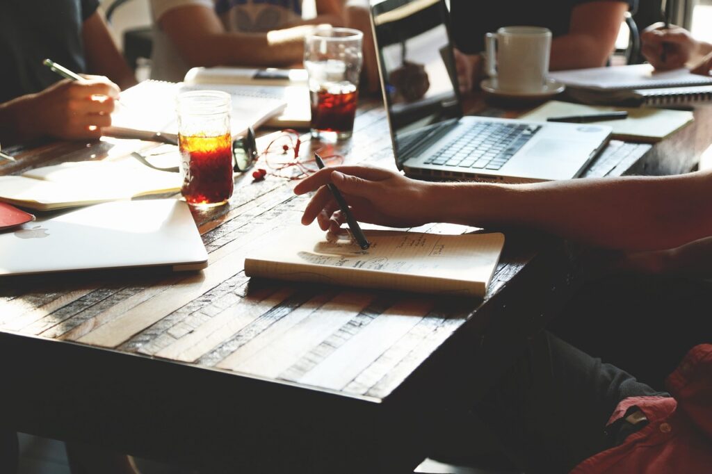 découvrez comment la collaboration favorise l'innovation, améliore la productivité et renforce les relations au sein des équipes en entreprise ou dans tout autre projet collectif.